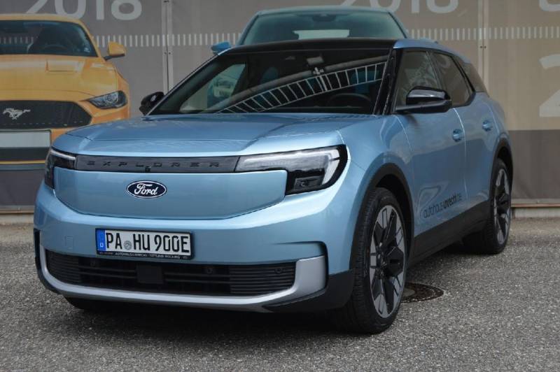 Ford Explorer Premium RWD