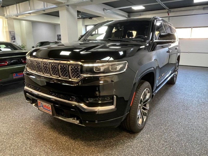 Jeep GRAND WAGONEER SERIES III 6.4L V-8 NIGHT VIEW.