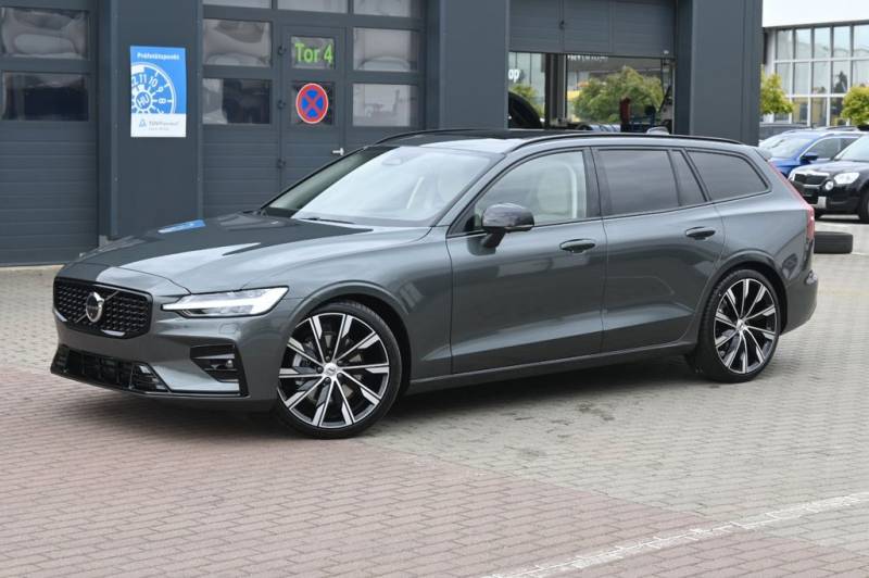 Volvo V60 B4 Ultra Dark*LED*PANO*STHZ*360*BandW*BLIS*AHK