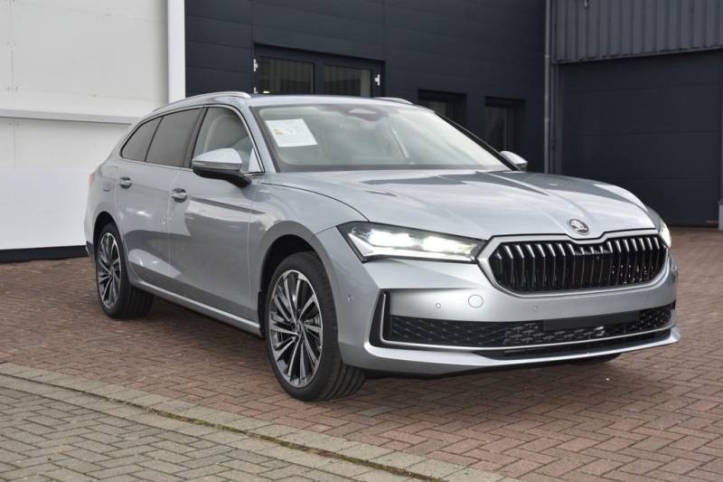 Skoda Superb Combi 1.5 TSI iV LandK*Matrix*AHK*Pano*HeUp