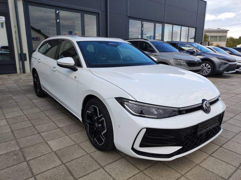 Volkswagen Passat 2.0 TDI 4MOT DSG R-Line AHK DCC Pano Stan