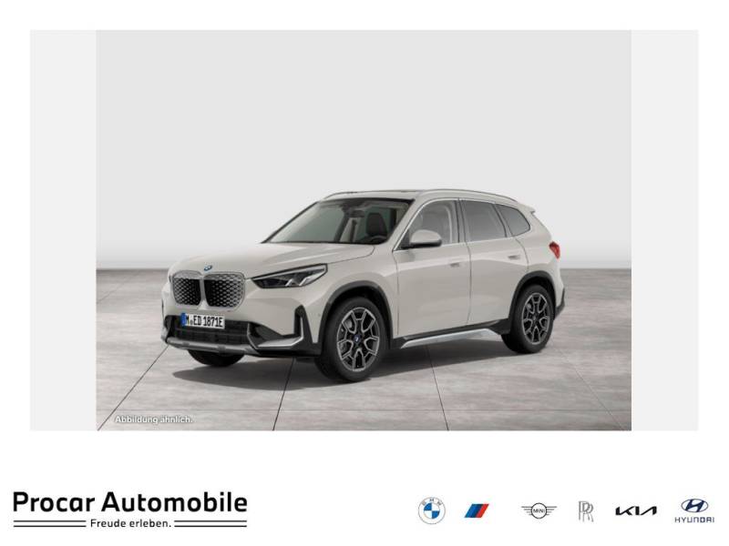 BMW iX1 eDrive20 xLine PANO ACC RFK NAVI Standh.