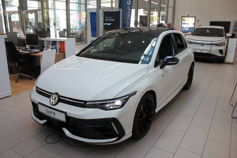 Volkswagen Golf VIII Lim. 2.0 TSI 4Motion R Black Edition