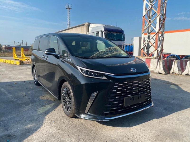 Lexus LM 350h Executive 120.900 eur Netto