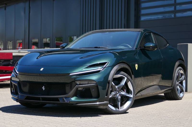 Ferrari Purosangue V12 Carbon Panorama