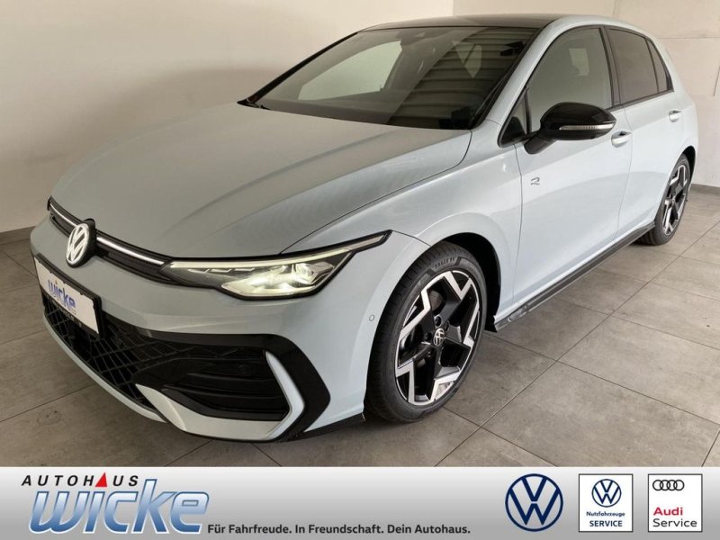 Volkswagen Golf VIII 1.5 eTSI DSG R-Line NAVI KLIMA PANO AH