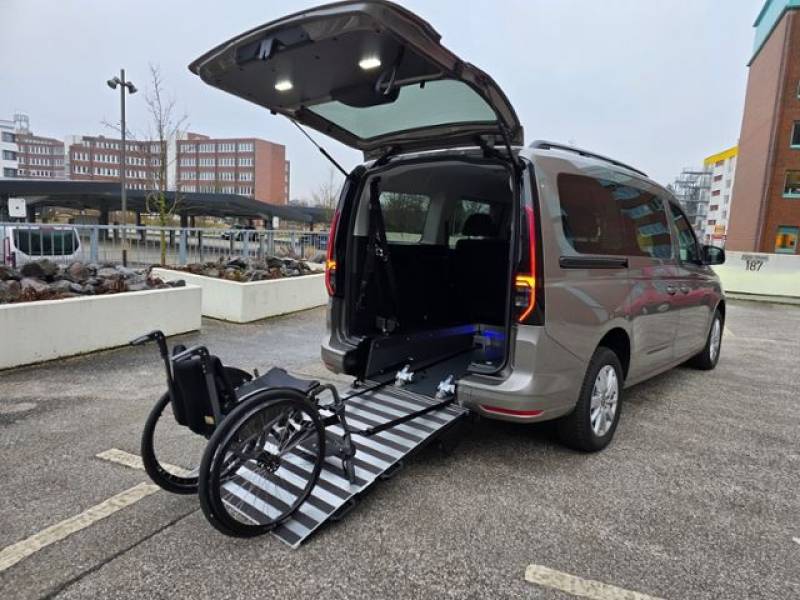Volkswagen Caddy Maxi Rollstuhltransport Heckeinstieg