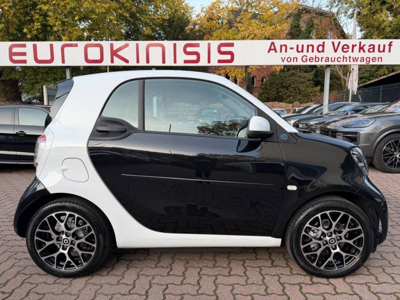 Smart fortwo EQ 60kW*EXCL*PANO*NAVI*JBL*PTS*KAM*22kW