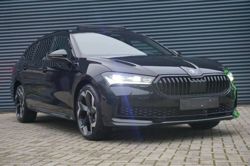 Skoda Superb 2.0 TSI DSG Sportline Combi+AHK+PANO+DCC